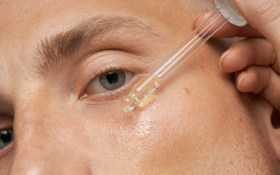 Ujędrnianie skóry twarzy – jakie składniki aktywne w serum naprawdę pomagają walczyć z utratą elastyczności?