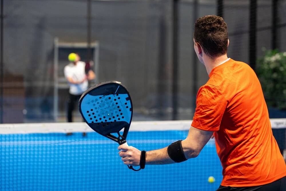 Padel dla początkujących – jak zacząć grać bez własnego sprzętu i dużego doświadczenia?